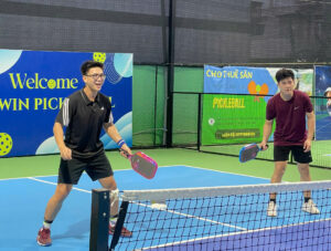 Người trẻ chơi Pickleball ở Việt Nam tại sân Twin