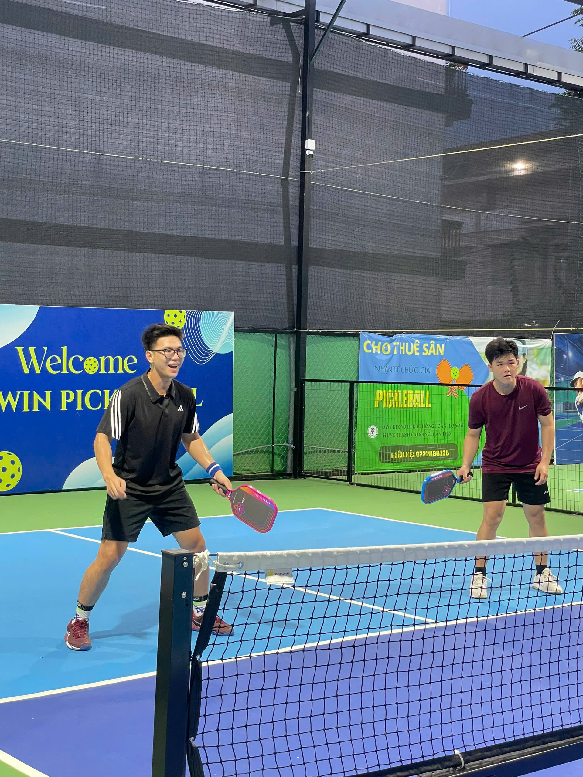 Hai bạn trẻ chơi pickleball trên sân tại Twin Pickleball Cần Thơ